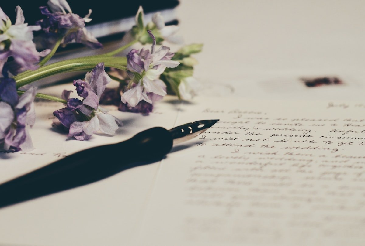 Carta manuscrita com flores roxas ao redor para homenagem especial