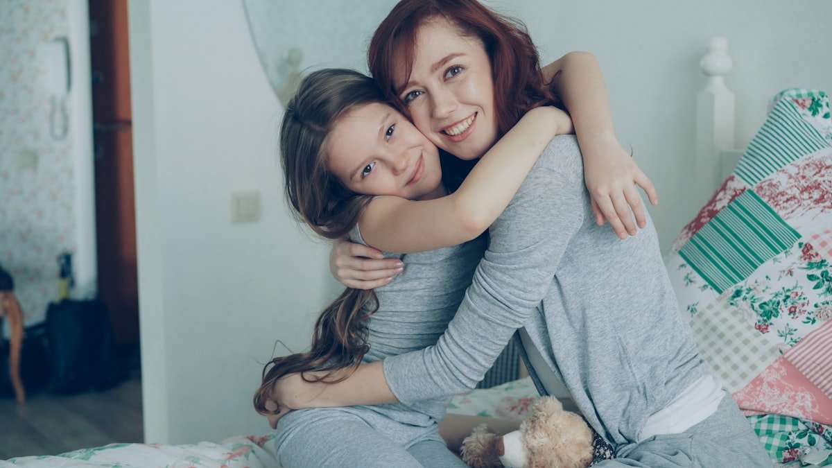 homenagem de mãe para filha Mãe e filha compartilhando momento de carinho e amor incondicional