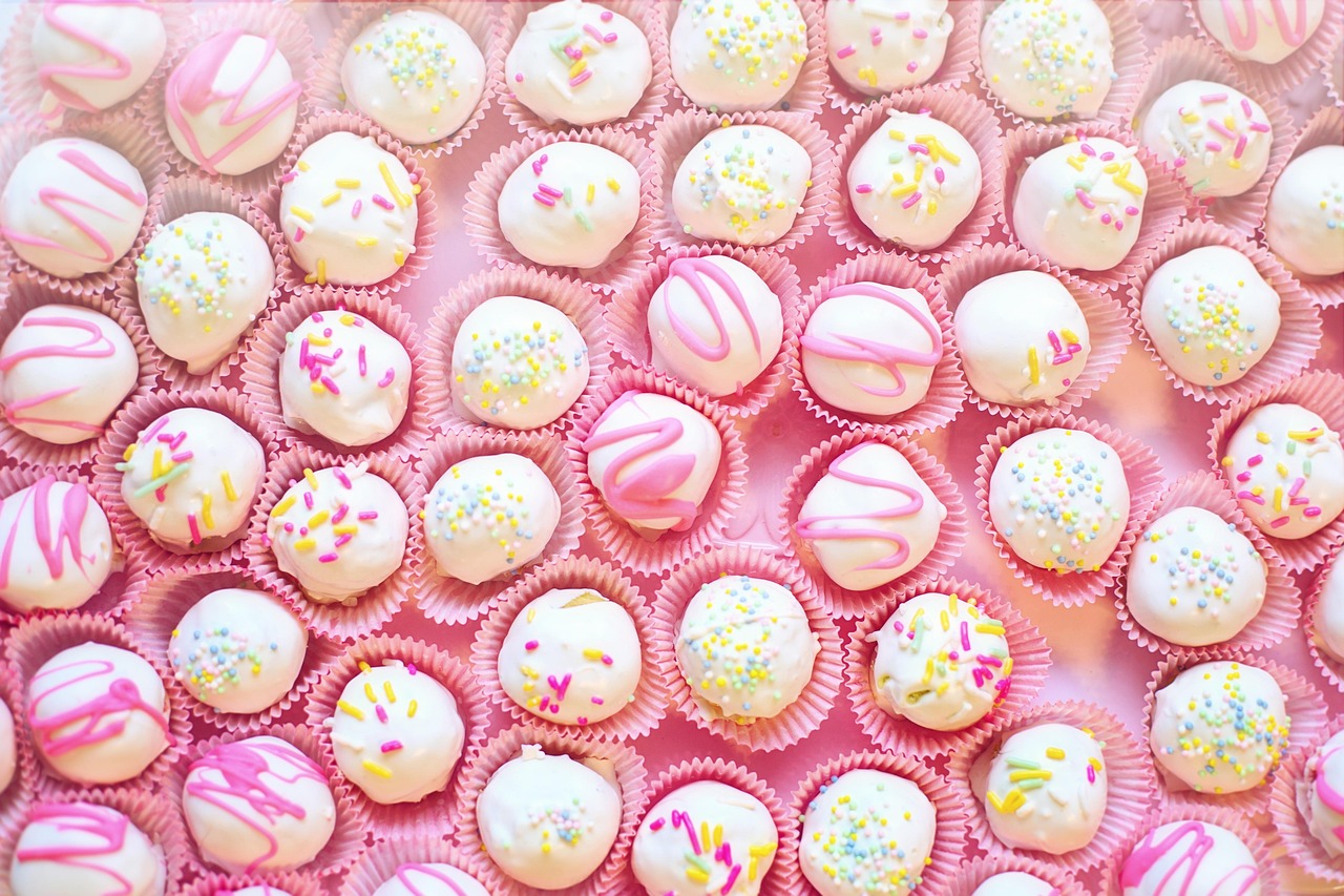 Docinhos e cupcakes decorados para festa infantil