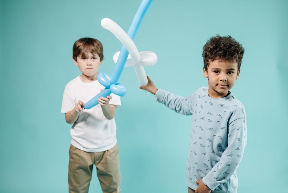 Crianças brincando durante festa de aniversário infantil
