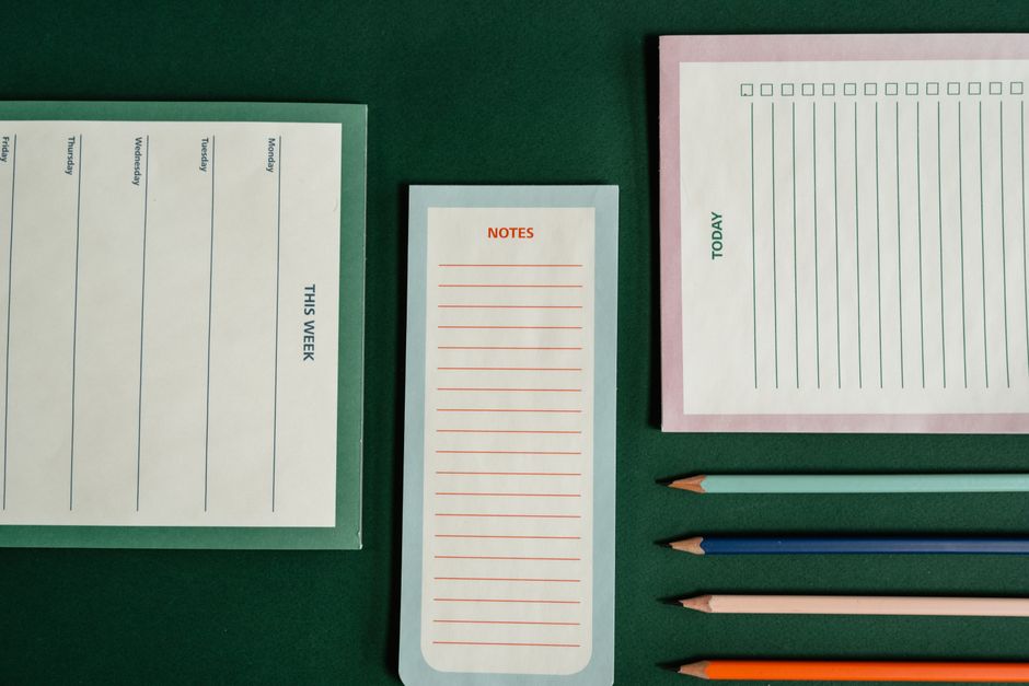Planejamento de festa infantil com checklist e anotacoes