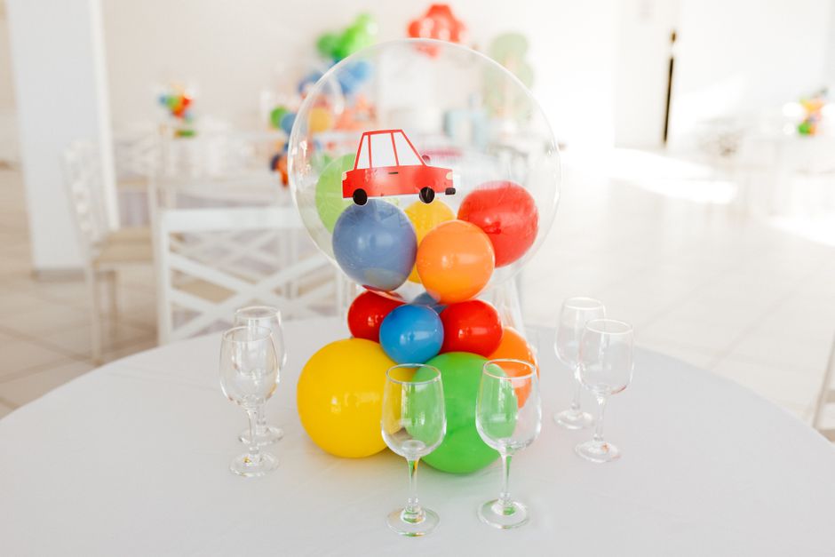 Mesa de festa infantil colorida decorada com balões